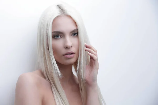 Närbild av en orolig vacker kvinna blond — Stockfoto