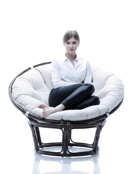 年轻的女商人坐在柔软的大椅子上休息 — 图库照片