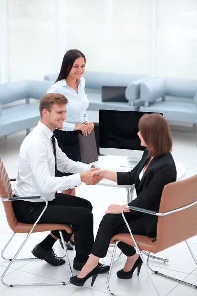Partner commerciali che si stringono la mano dopo una riunione di lavoro . — Foto Stock