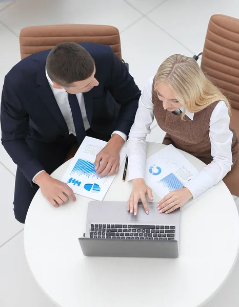 Hombre de negocios y mujer de negocios discutiendo esquema de marketing —  Fotos de Stock