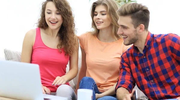 Studentengruppe schaut sich das Video auf dem Laptop an — Stockfoto