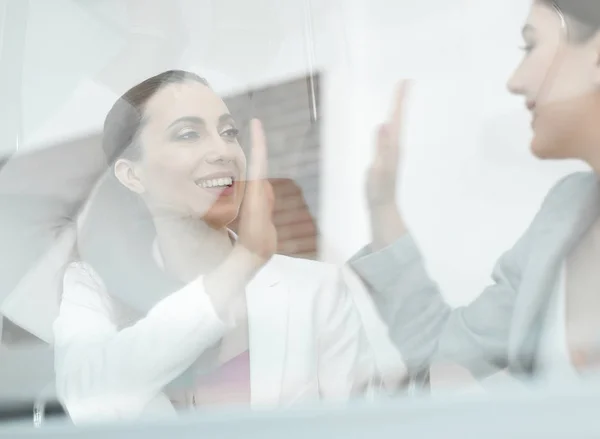 Detrás del equipo de glass.business es el ganador. puesta en marcha — Foto de Stock