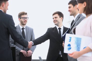 iş toplantısında önce karşılıklı iş ortaklarının