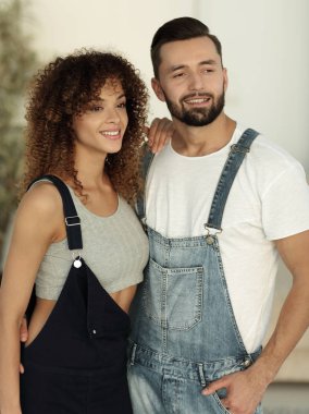 güzel genç çift ayakta yeni bir daire içinde. Fotoğraf alan bir kopyası vardır