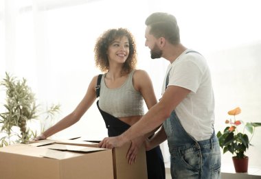 Yeni evliler yeni bir daire kutularına taşımak.