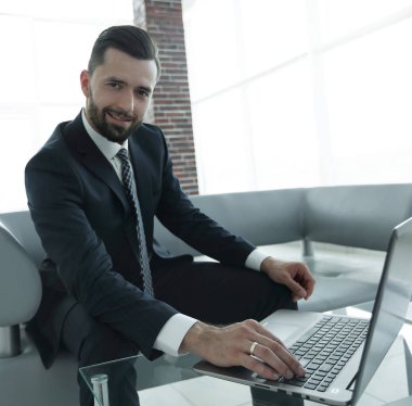 Kendine güvenen işkadını üstünde laptop çalışma
