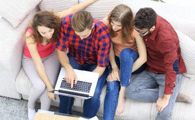 Dizüstü bilgisayarı olan bir grup arkadaş videoyu tartışıyorlar.