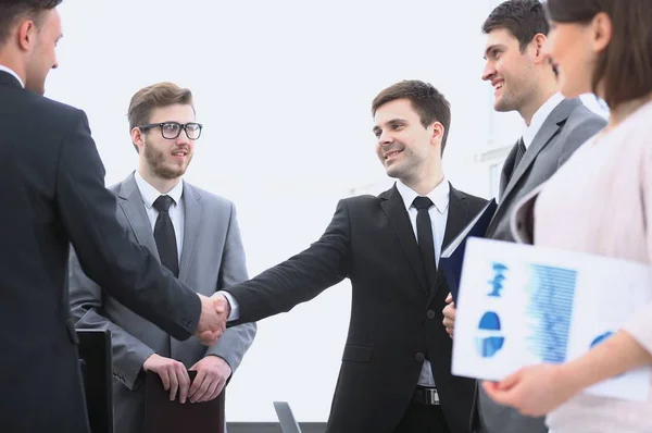 Handshake parceiros de negócios antes da reunião de negócios — Fotografia de Stock