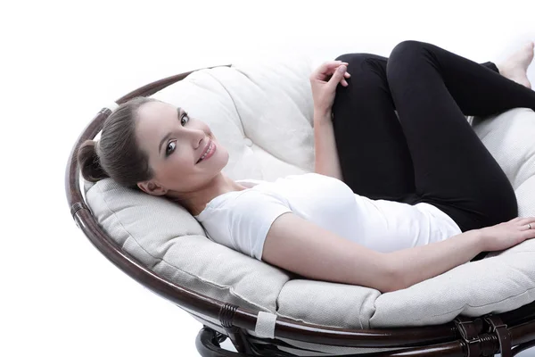Mujer cansada descansando en una silla fácil hecha de ratán —  Fotos de Stock