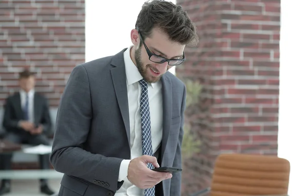 Affärsman läser textmeddelande på smartphone — Stockfoto