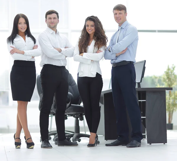 Exitoso equipo de negocios de pie cerca del escritorio — Foto de Stock