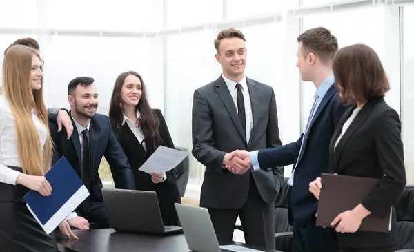 Handschlag mit Geschäftspartnern bei einem Treffen im Büro — Stockfoto