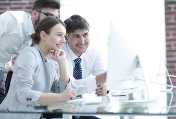 Equipe de negócios discutindo informações sentadas na mesa — Fotografia de Stock