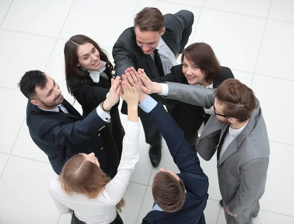 Primo piano. gioioso business team con le mani giunte insieme — Foto Stock