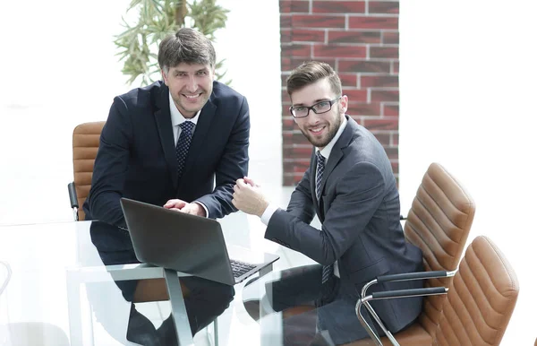 Retrato de colegas de negocios sentados en el escritorio — Foto de Stock