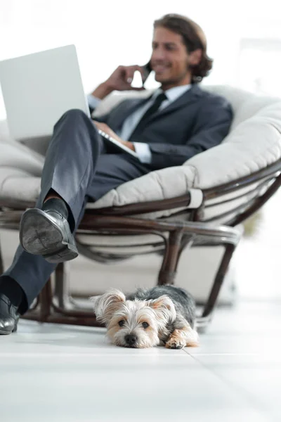 Homme d'affaires résoudre des problèmes d'affaires à la maison. image floue — Photo