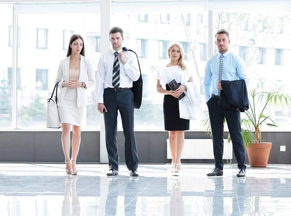 Gente de negocios de pie en el vestíbulo de la oficina moderna . —  Fotos de Stock