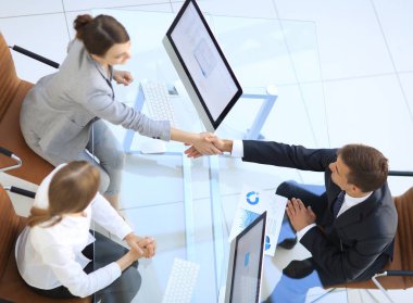 En baştan görüntüleyin. iş el sıkışma adamı ve subay masanın üstünde.