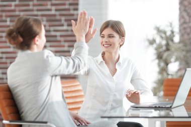 İş ekibinin üyeleri birbirlerine beşlik çakıyor..