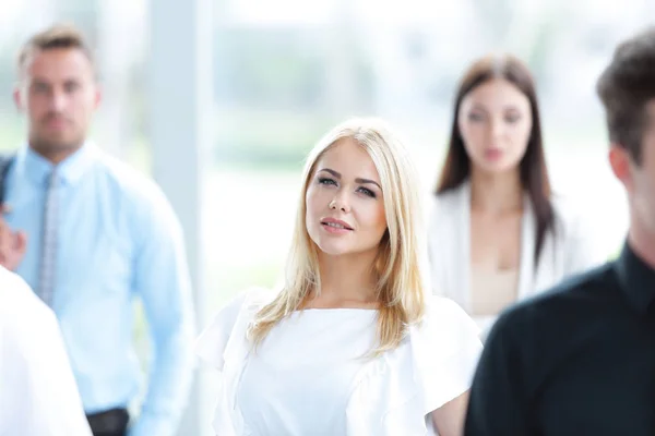 Närbild av säker affärskvinna på suddig bakgrund office — Stockfoto