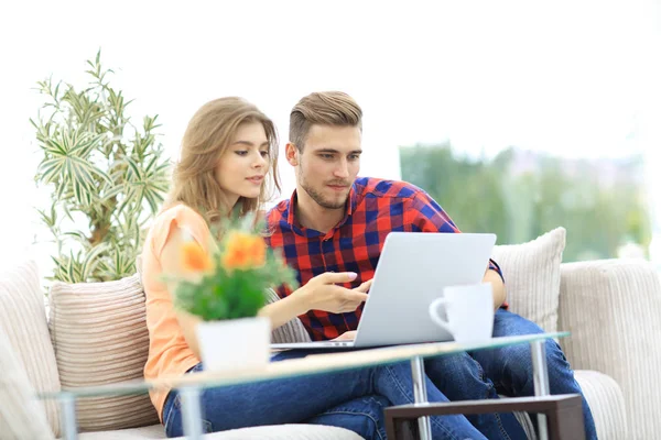 genç kadın sevgilisi dizüstü bilgisayar ekranında için önemli bilgiler gösterilen