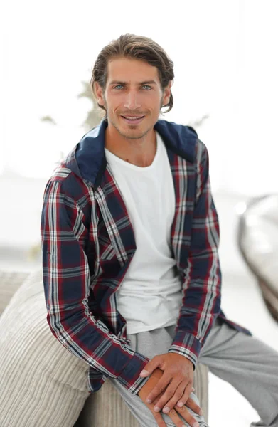 Retrato de un hombre exitoso con una camisa a cuadros . —  Fotos de Stock