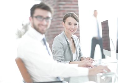 portre. iş kadını asistanı ile