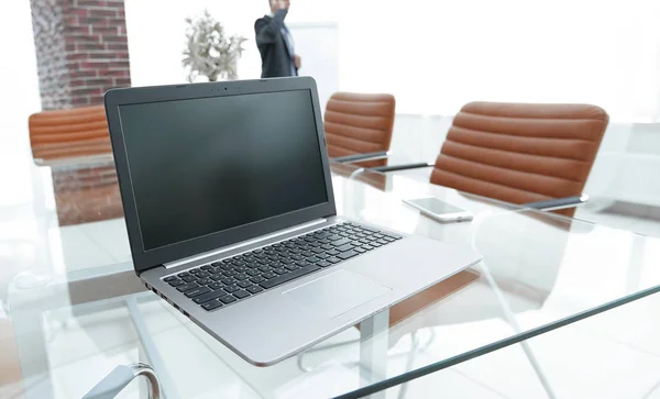 Open laptop on the desktop, in the conference room — Stock Photo, Image