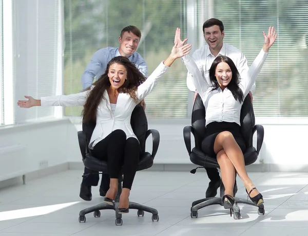 Entusiasta equipe de negócios no escritório — Fotografia de Stock