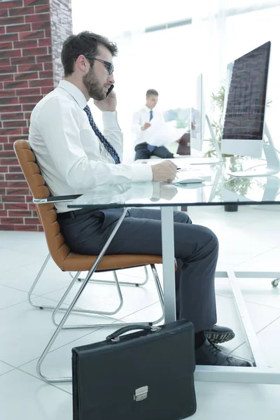 El gerente se comunica con el cliente en el teléfono inteligente — Foto de Stock