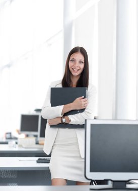 Ofiste evrakları olan kadın asistan. Fotokopi yeriyle fotoğraf..