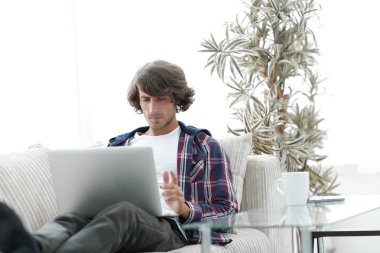 ciddi adam üstünde laptop evde çalışma