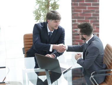 iki başarılı iş adamları arasında el sallamak