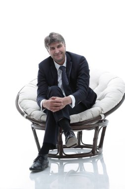 Yorgun işadamı dinlenme, yumuşak bir sandalyede oturuyor.