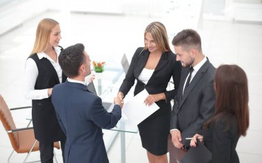 el sıkışma Yöneticisi ve sözleşmenin imzalandığı sonra istemcinin