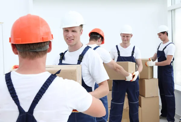 Gruppe von Bauarbeitern mit Kisten — Stockfoto