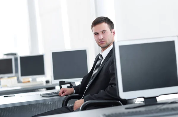 Directeur RH assis dans un bureau moderne avant le début de la journée de travail — Photo