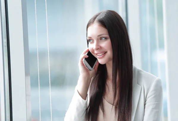 Молода бізнес-леді розмовляє на мобільному телефоні — стокове фото