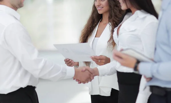 Mulheres de negócios handshake e parceiro de negócios — Fotografia de Stock
