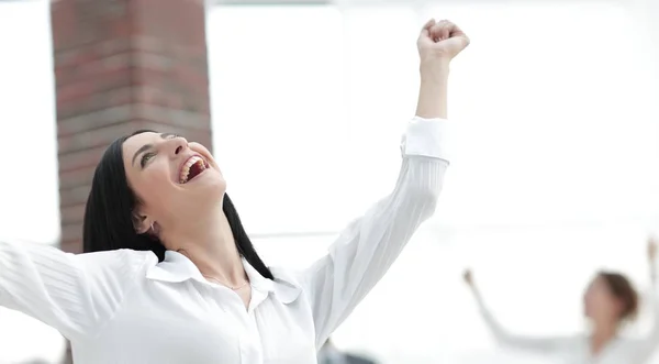 Счастливая молодая деловая женщина на размытом офисном фоне . — стоковое фото