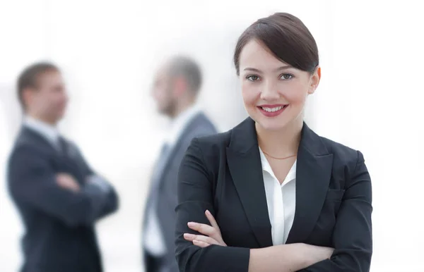 Framgångsrik ung affärskvinna på bakgrunden av kontoret. — Stockfoto