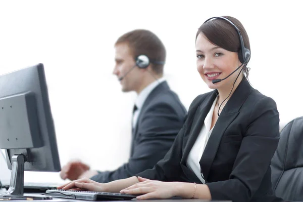 Agente de servicio al cliente femenino con auriculares trabajando en un centro de llamadas — Foto de Stock