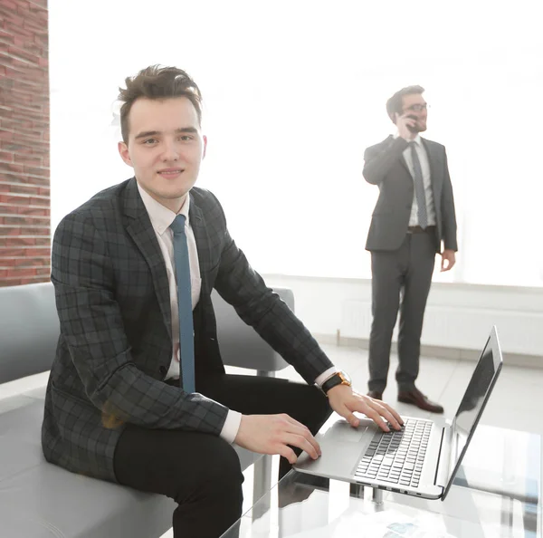 Giovane uomo d'affari che lavora con computer portatile in ufficio — Foto Stock