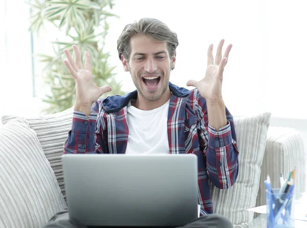 mutlu başarılı genç adam evde laptop arıyorum.