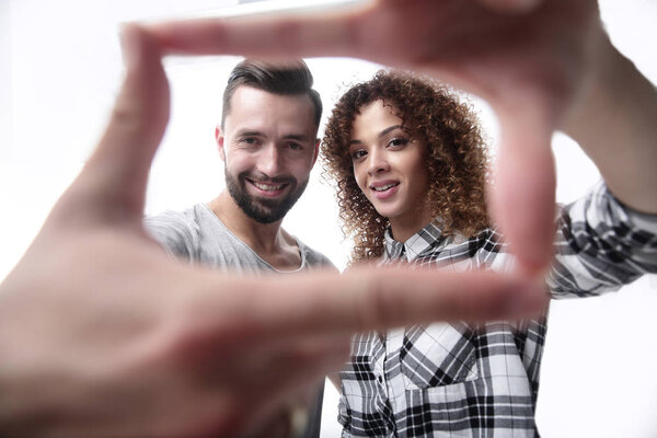 молодожены смотрят в кадр пальцев
.