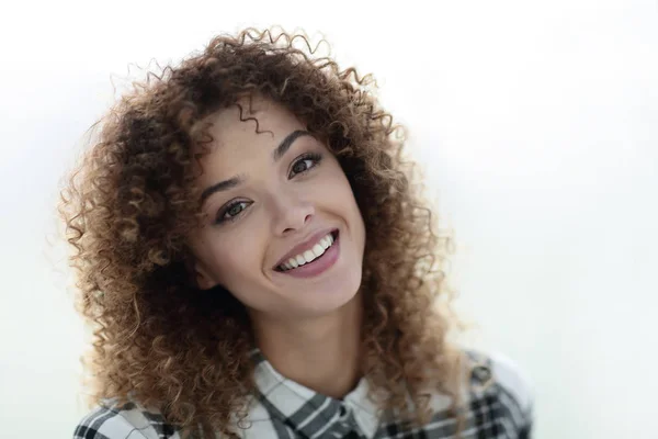 Portret van een mooie jonge vrouw met krullend haar. — Stockfoto