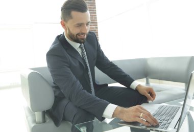 İşadamı tarama bilgilerini laptop gülümseyen,