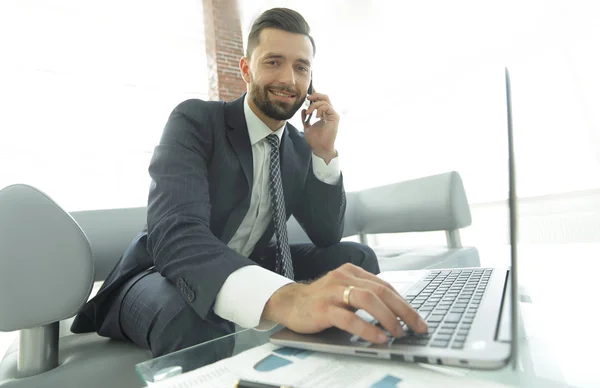 Empresário resolver problemas de negócios com um colega através de um telefone moderno — Fotografia de Stock