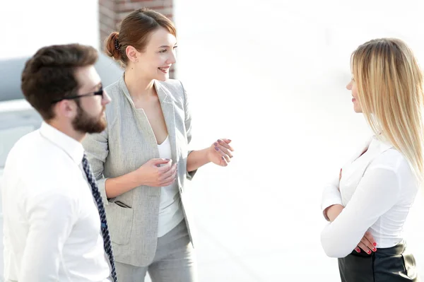 Gerente e equipe de negócios conversando no escritório . — Fotografia de Stock