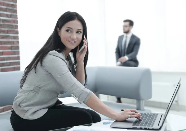 Kvinna assistent på hennes arbetsplats. — Stockfoto